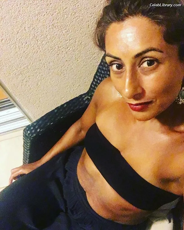 Saira Khan photo 3 of 142