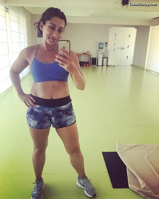 Saira Khan photo 9 of 142
