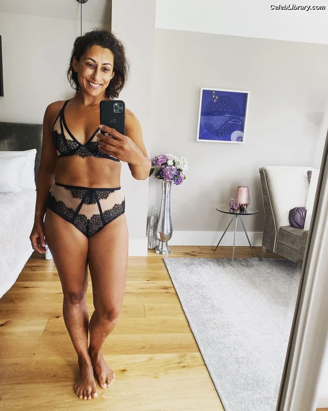 Saira Khan photo 9 of 142