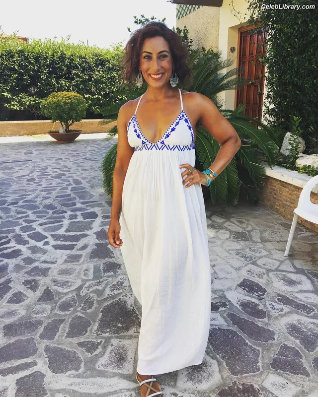 Saira Khan photo 21 of 142