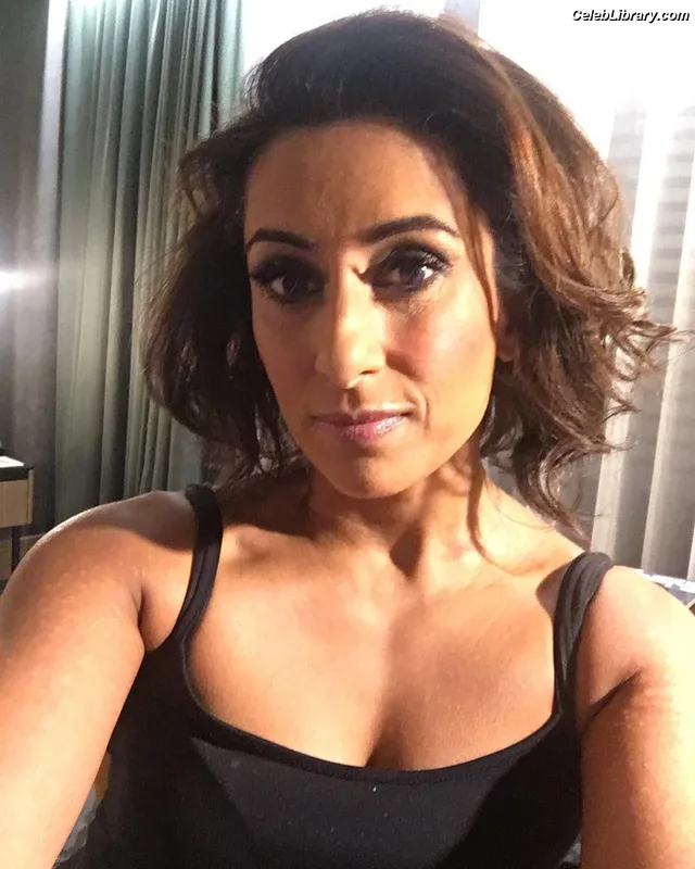 Saira Khan photo 2 of 142
