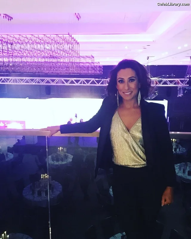 Saira Khan photo 3 of 142