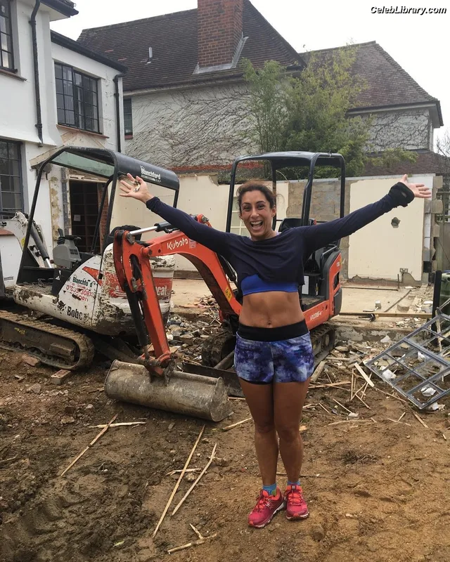 Saira Khan photo 5 of 142