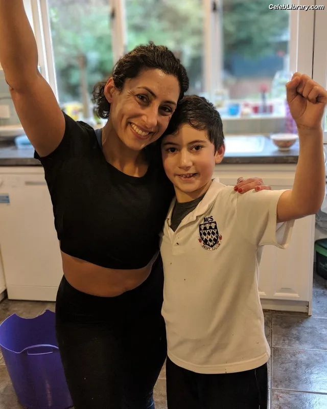 Saira Khan photo 8 of 142