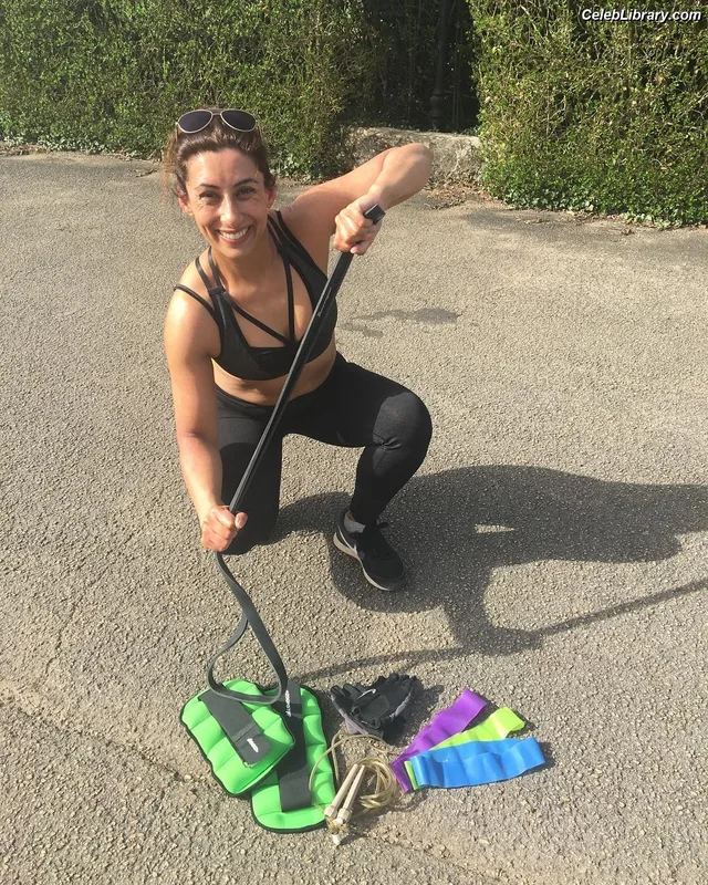 Saira Khan photo 9 of 142
