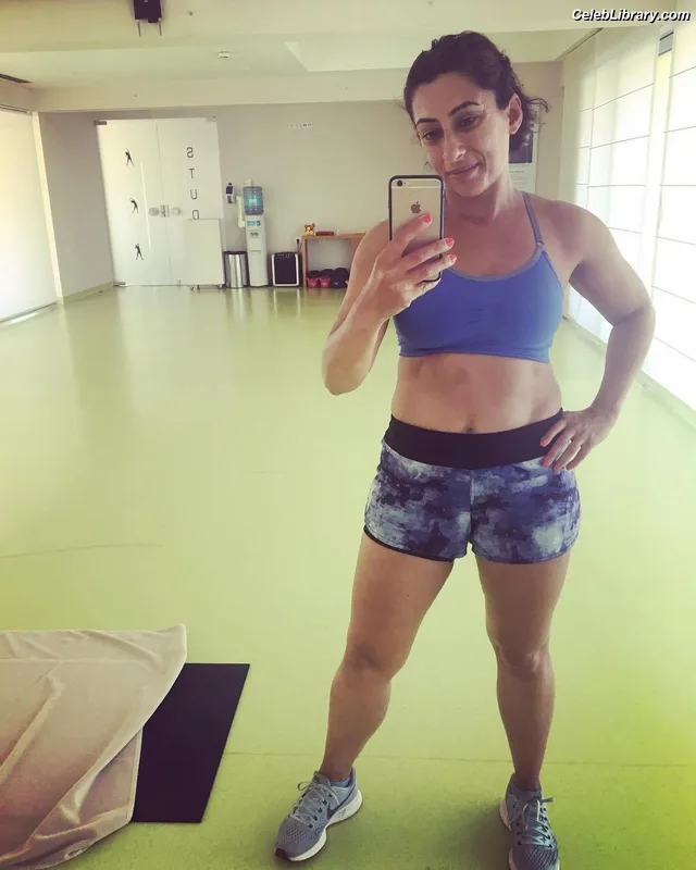 Saira Khan photo 17 of 142