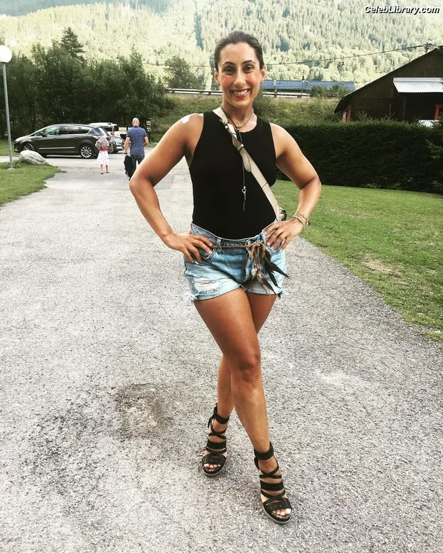 Saira Khan photo 22 of 142