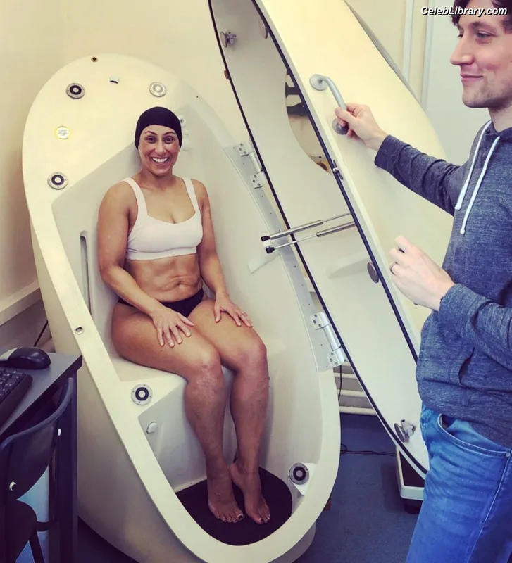 Saira Khan photo 2 of 142