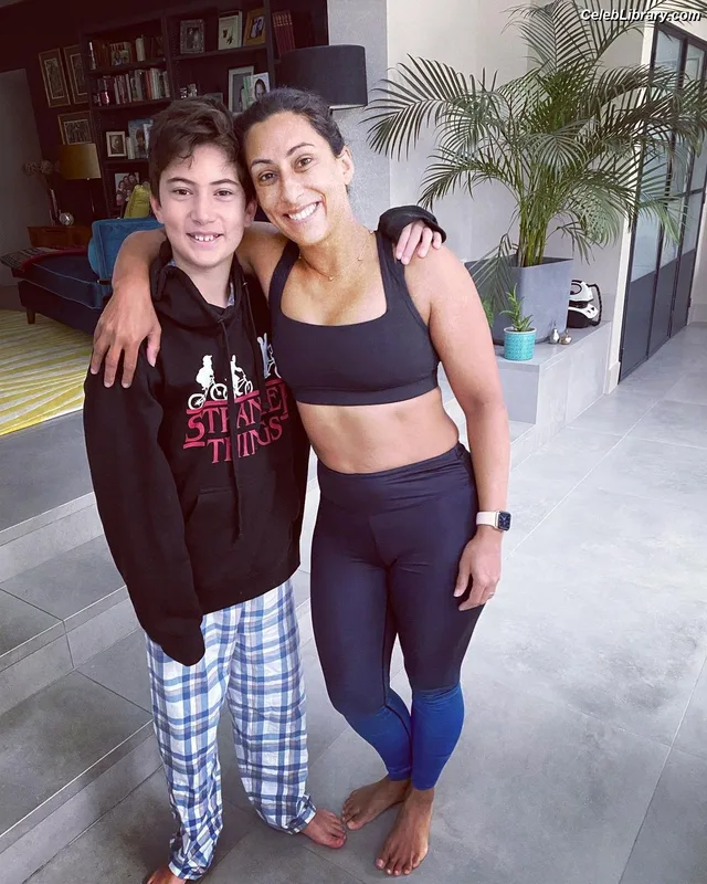 Saira Khan photo 7 of 142