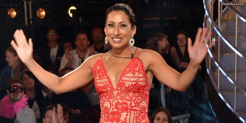 Saira Khan photo 14 of 142