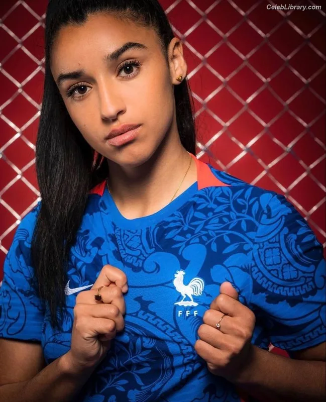 Sakina Karchaoui photo 1 of 8