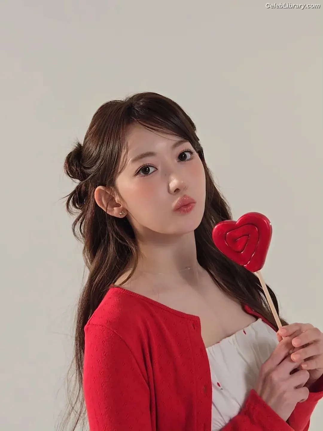 Sakura Miyawaki 宮脇 咲良  LESSERAFIM photo 10 of 729