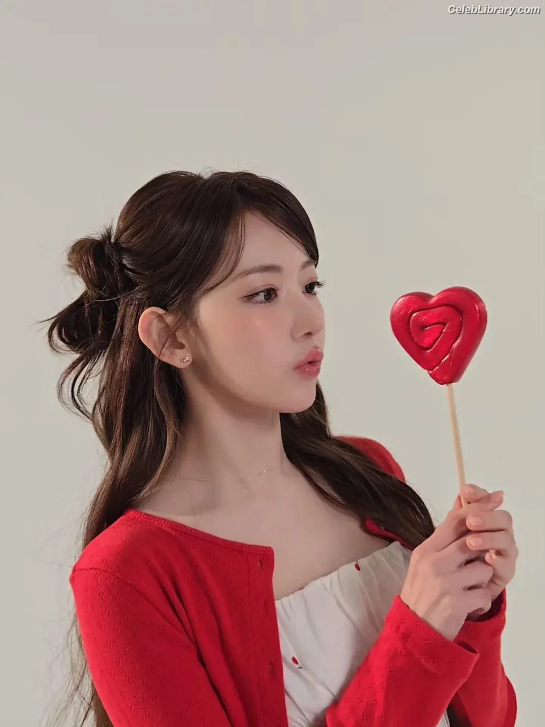 Sakura Miyawaki 宮脇 咲良  LESSERAFIM photo 2 of 729