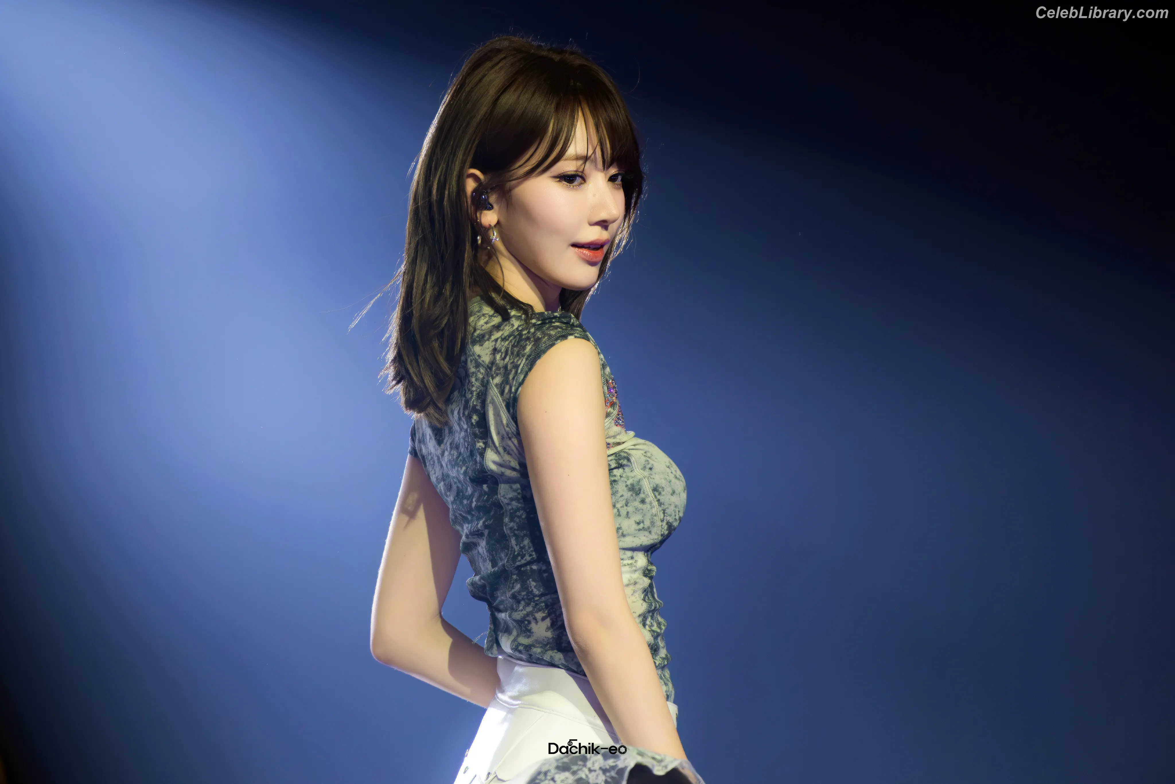 Sakura Miyawaki 宮脇 咲良  LESSERAFIM photo 2 of 729
