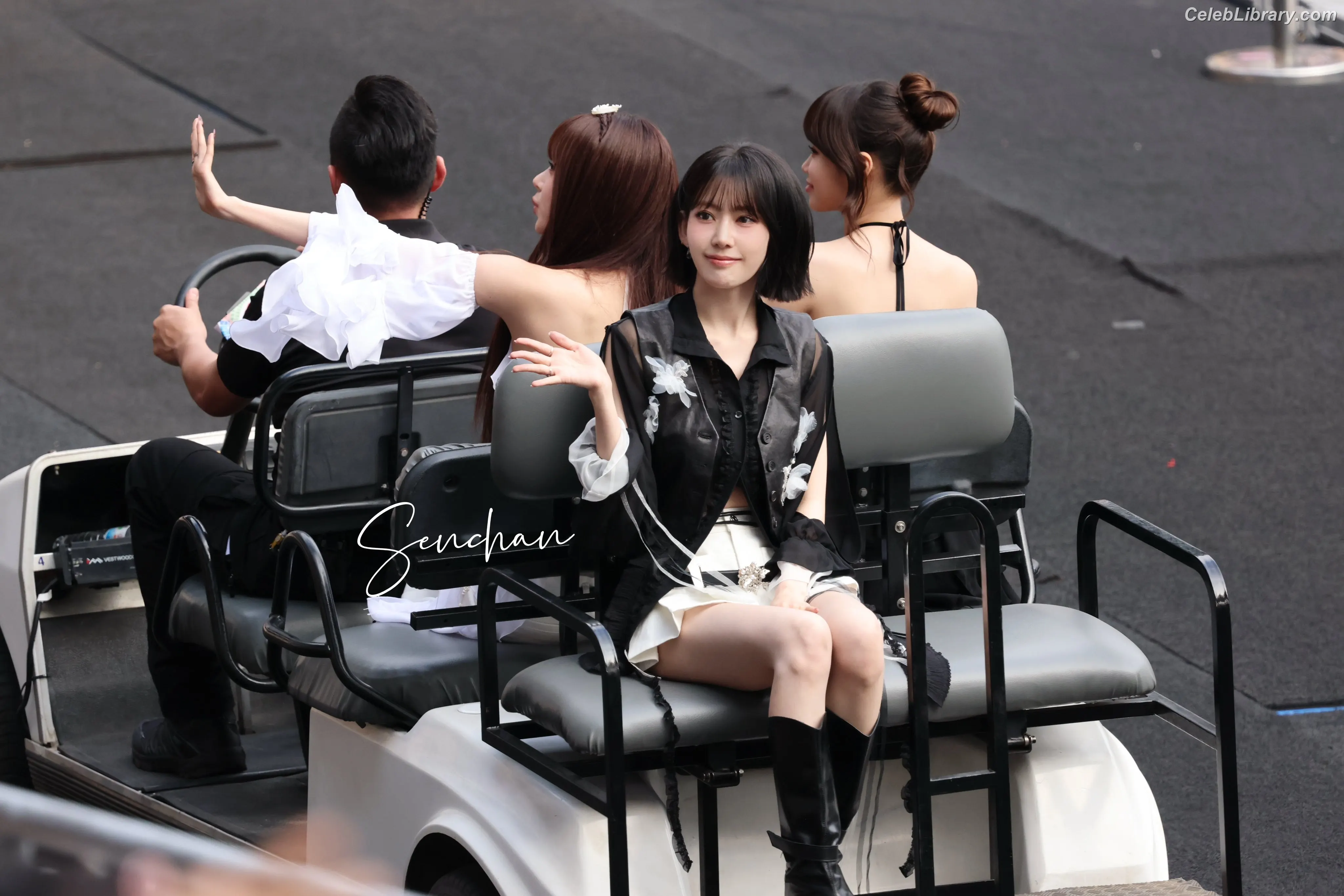 Sakura Miyawaki 宮脇 咲良  LESSERAFIM photo 9 of 729