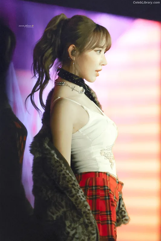 Sakura Miyawaki 宮脇 咲良  LESSERAFIM photo 1 of 730