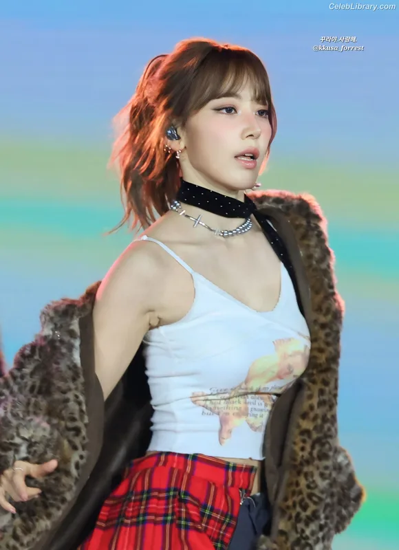 Sakura Miyawaki 宮脇 咲良  LESSERAFIM photo 9 of 730
