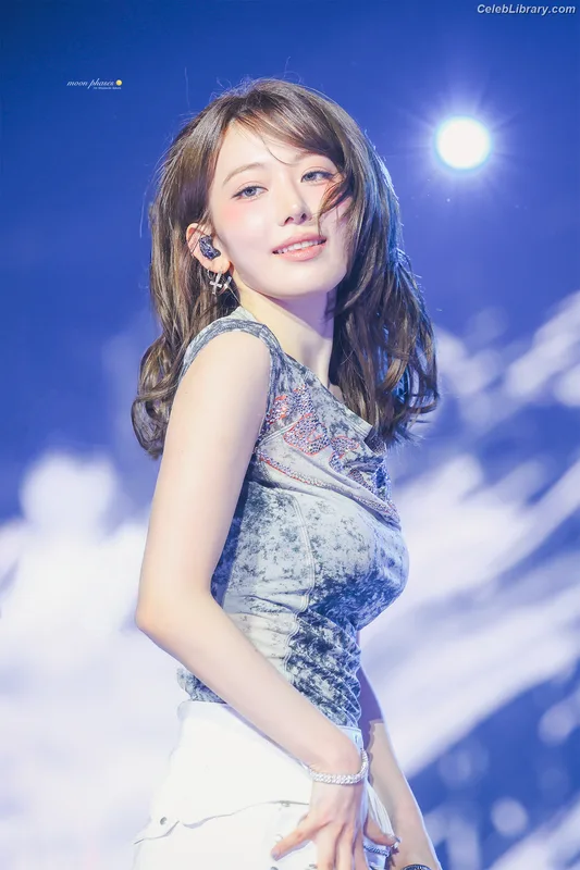 Sakura Miyawaki 宮脇 咲良  LESSERAFIM photo 7 of 730