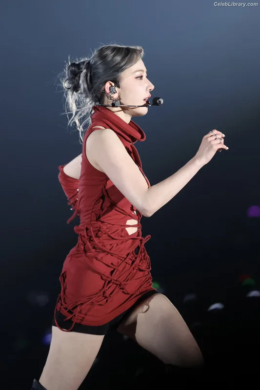 Sakura Miyawaki 宮脇 咲良  LESSERAFIM photo 18 of 730