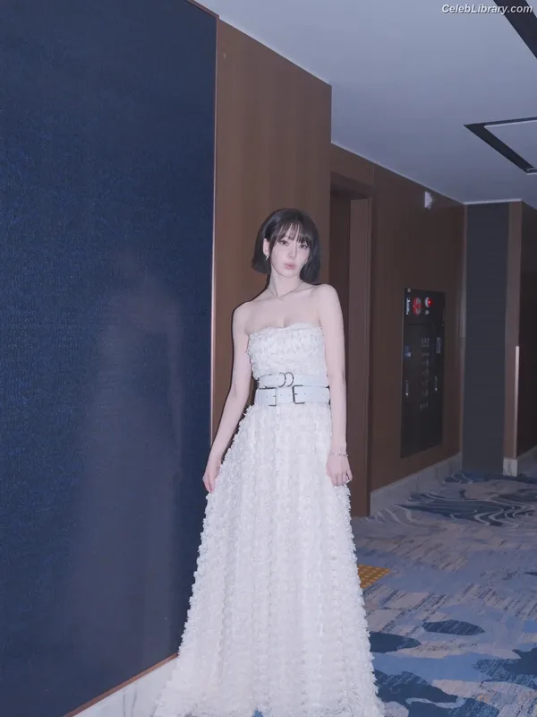 Sakura Miyawaki 宮脇 咲良  LESSERAFIM photo 1 of 730