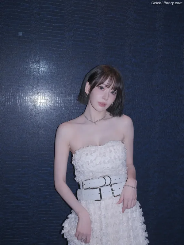 Sakura Miyawaki 宮脇 咲良  LESSERAFIM photo 2 of 730