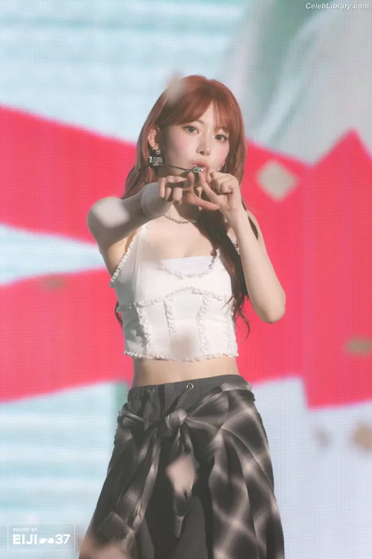Sakura Miyawaki 宮脇 咲良 LESSERAFIM photo 21 of 730