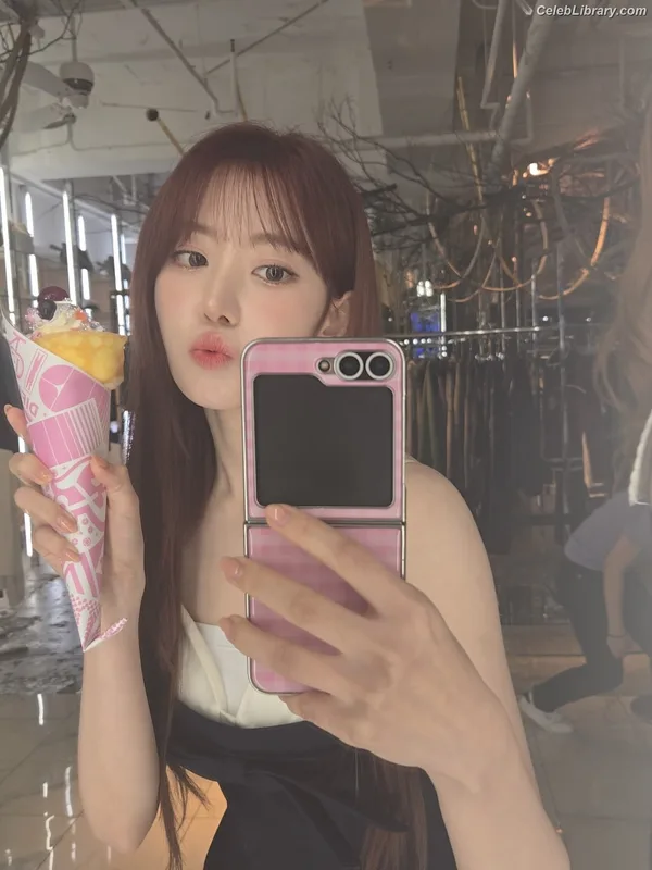Sakura Miyawaki 宮脇 咲良  LESSERAFIM photo 10 of 730