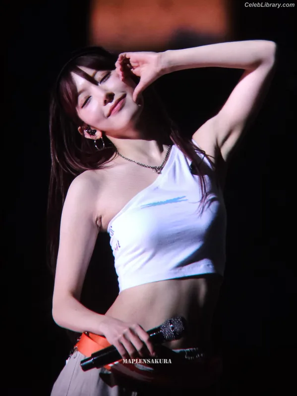 Sakura Miyawaki 宮脇 咲良  LESSERAFIM photo 2 of 730
