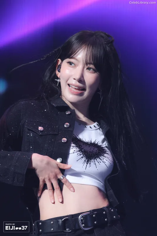 Sakura Miyawaki 宮脇 咲良  LESSERAFIM photo 21 of 730