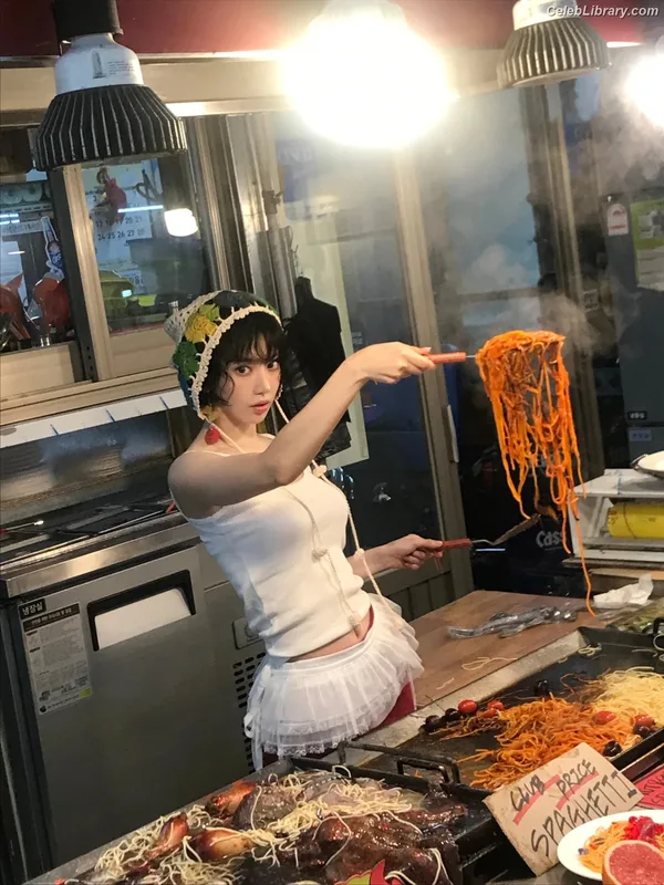 Sakura Miyawaki 宮脇 咲良  LESSERAFIM photo 9 of 730