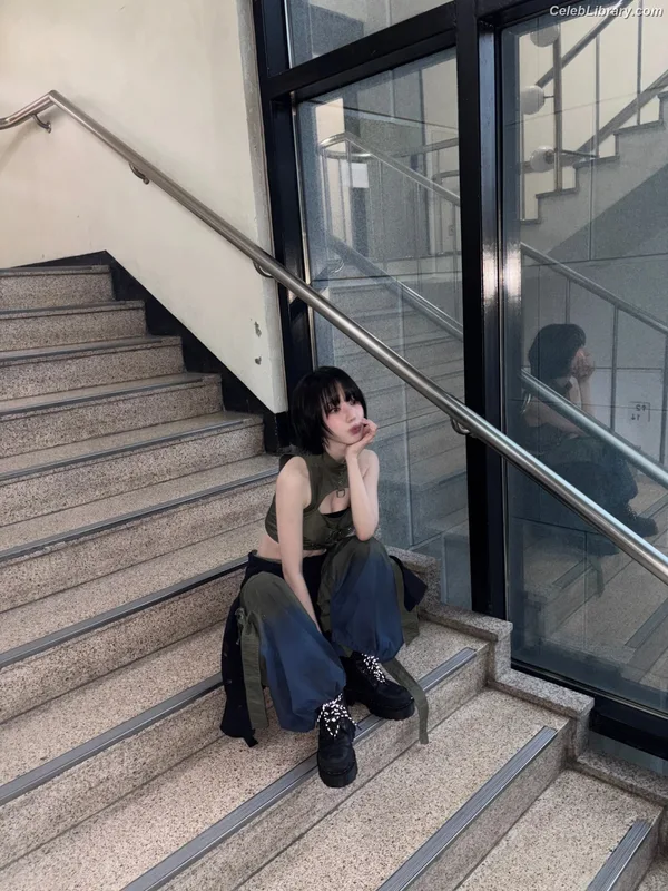 Sakura Miyawaki 宮脇 咲良  LESSERAFIM photo 2 of 730
