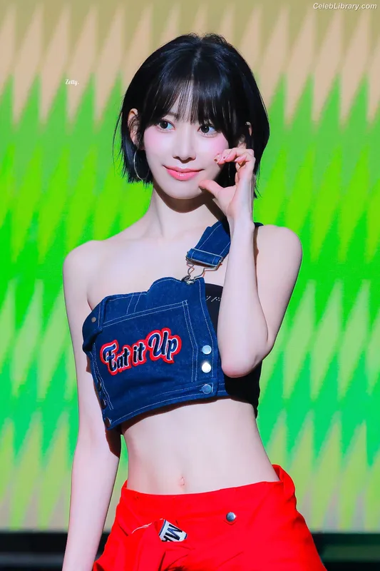 Sakura Miyawaki 宮脇 咲良  LESSERAFIM photo 17 of 730