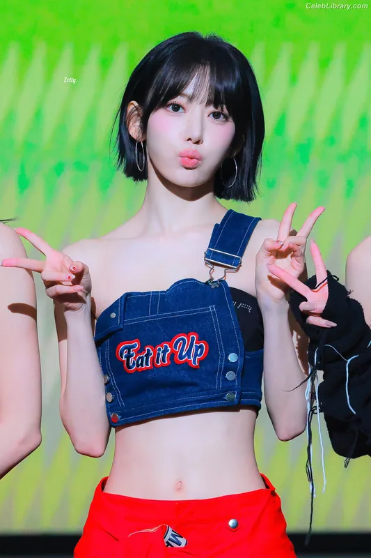 Sakura Miyawaki 宮脇 咲良  LESSERAFIM photo 18 of 730