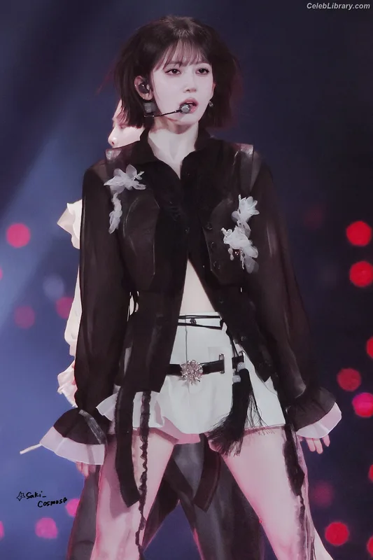 Sakura Miyawaki 宮脇 咲良  LESSERAFIM photo 6 of 730