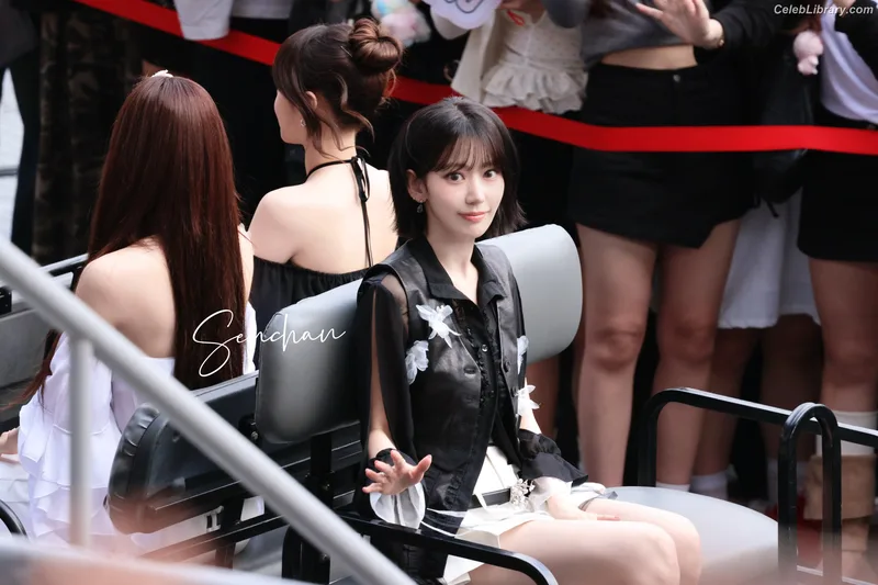 Sakura Miyawaki 宮脇 咲良  LESSERAFIM photo 8 of 730