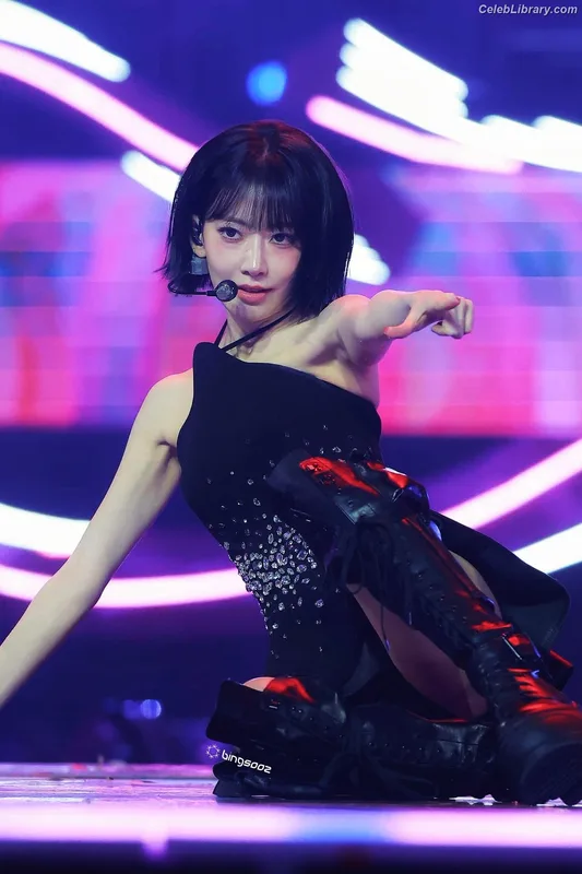 Sakura Miyawaki 宮脇 咲良  LESSERAFIM photo 16 of 730