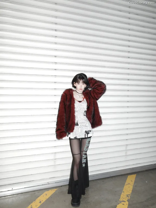 Sakura Miyawaki 宮脇 咲良  LESSERAFIM photo 1 of 730