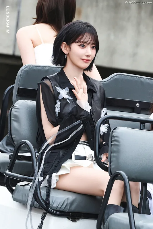 Sakura Miyawaki 宮脇 咲良  LESSERAFIM photo 4 of 730