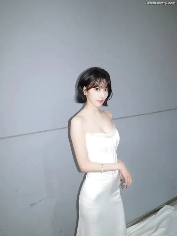 Sakura Miyawaki 宮脇 咲良  LESSERAFIM photo 17 of 730