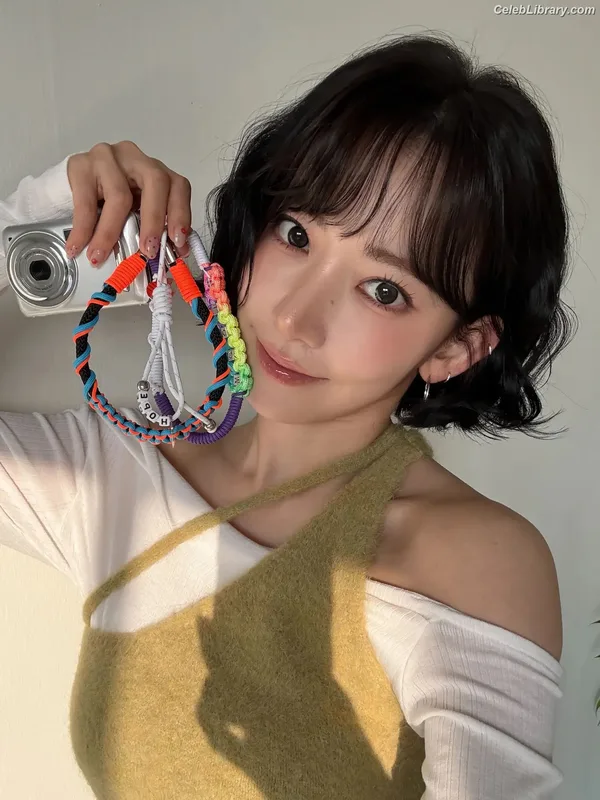 Sakura Miyawaki 宮脇 咲良  LESSERAFIM photo 2 of 730