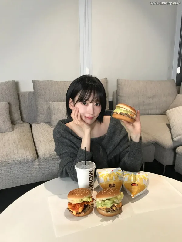 Sakura Miyawaki 宮脇 咲良  LESSERAFIM photo 9 of 730