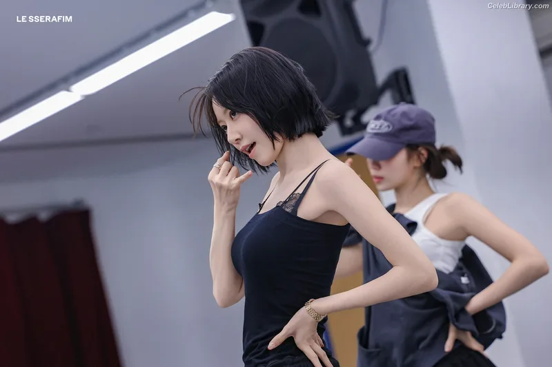 Sakura Miyawaki 宮脇 咲良  LESSERAFIM photo 2 of 730