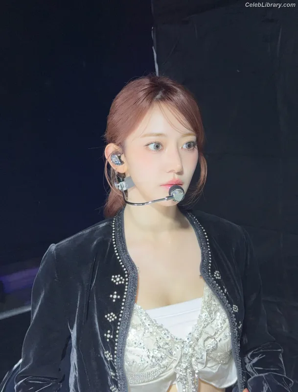 Sakura Miyawaki 宮脇 咲良  LESSERAFIM photo 11 of 730