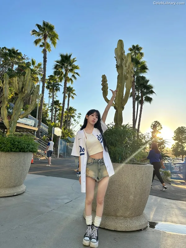 Sakura Miyawaki 宮脇 咲良  LESSERAFIM photo 2 of 730
