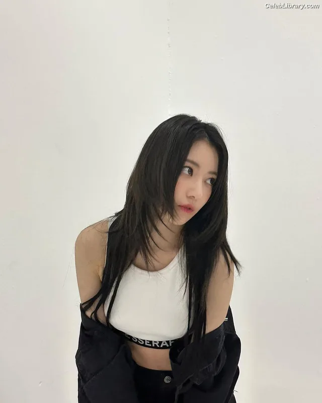 Sakura Miyawaki 宮脇 咲良  LESSERAFIM photo 15 of 730