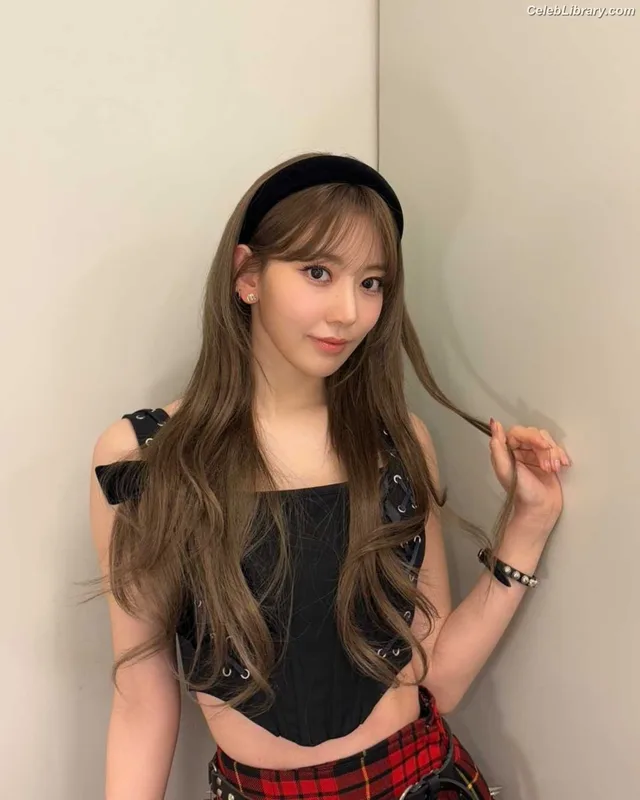 Sakura Miyawaki 宮脇 咲良 LESSERAFIM photo 14 of 730
