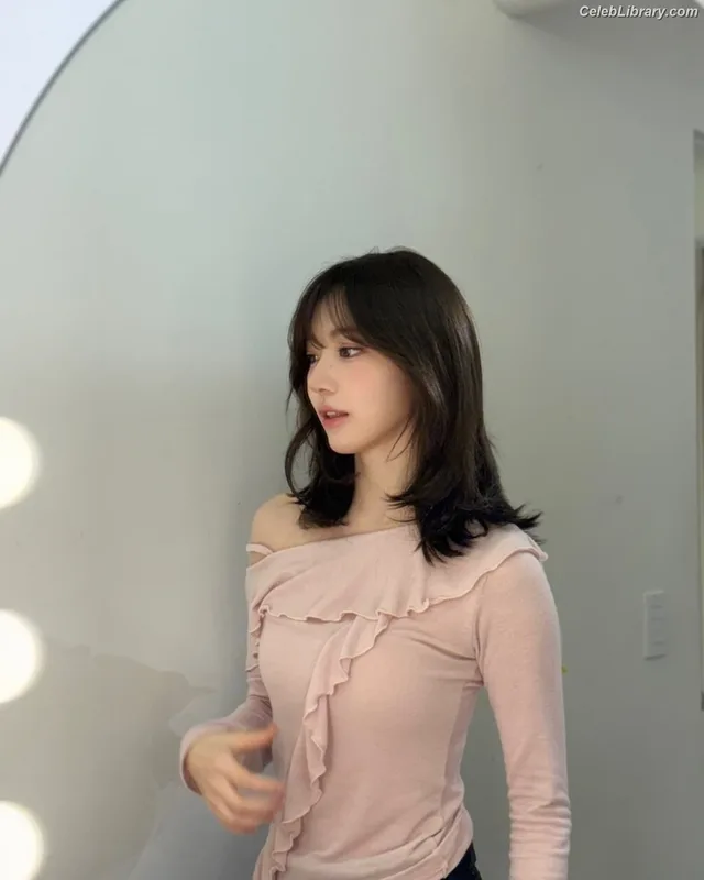 Sakura Miyawaki 宮脇 咲良 LESSERAFIM photo 19 of 730