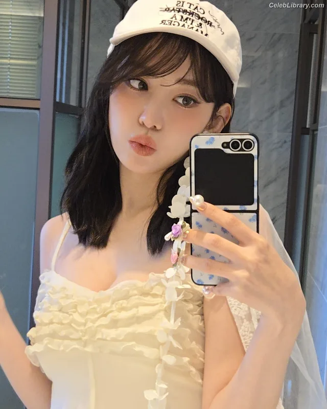 Sakura Miyawaki 宮脇 咲良 LESSERAFIM photo 10 of 730