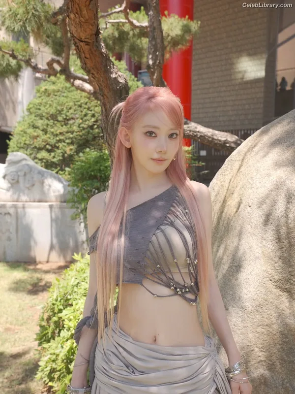Sakura Miyawaki 宮脇 咲良 LESSERAFIM photo 12 of 730