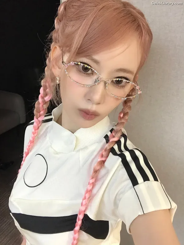 Sakura Miyawaki 宮脇 咲良 LESSERAFIM photo 10 of 730